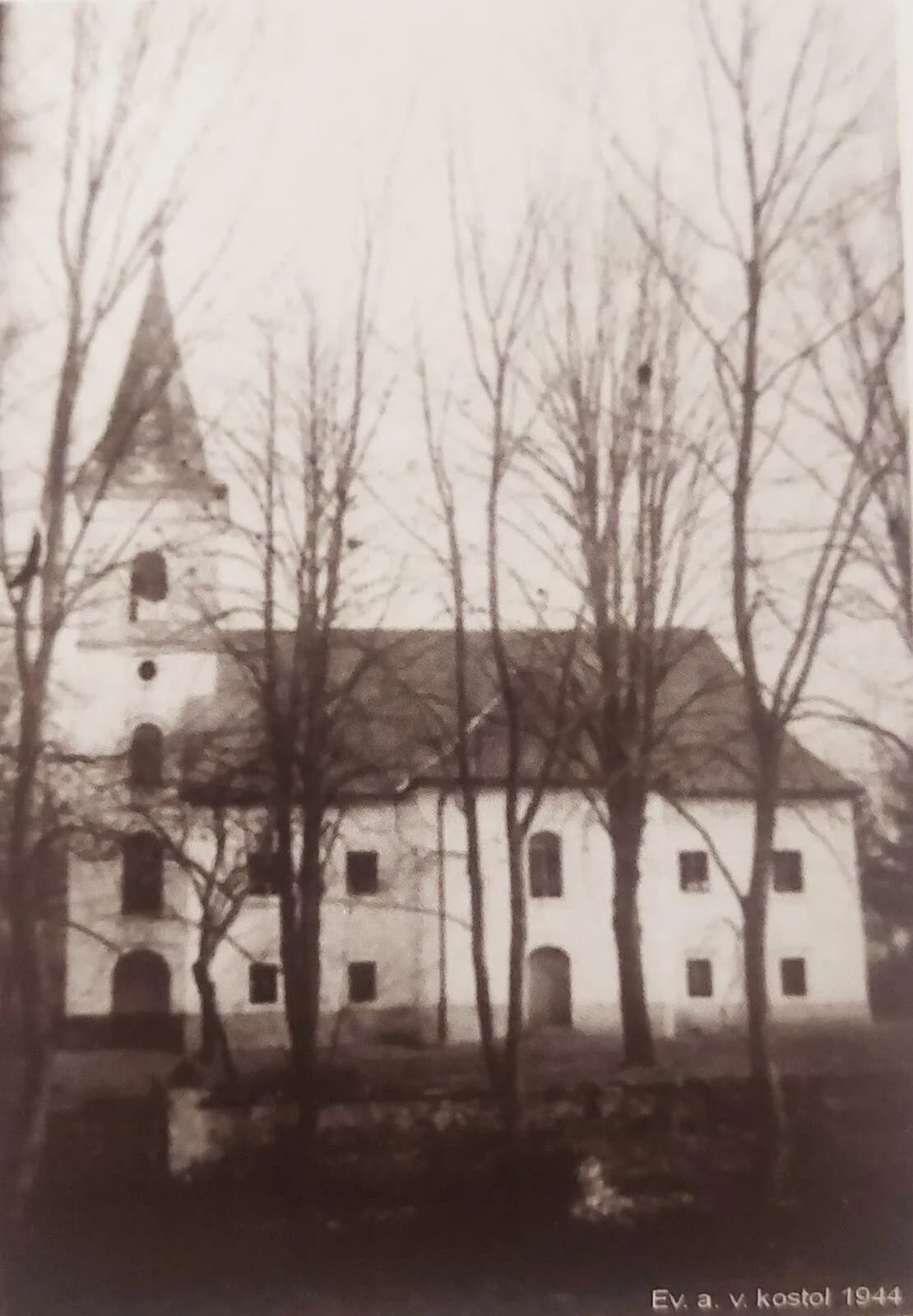 Fotka kostola z roku 1944, rok pred zničením