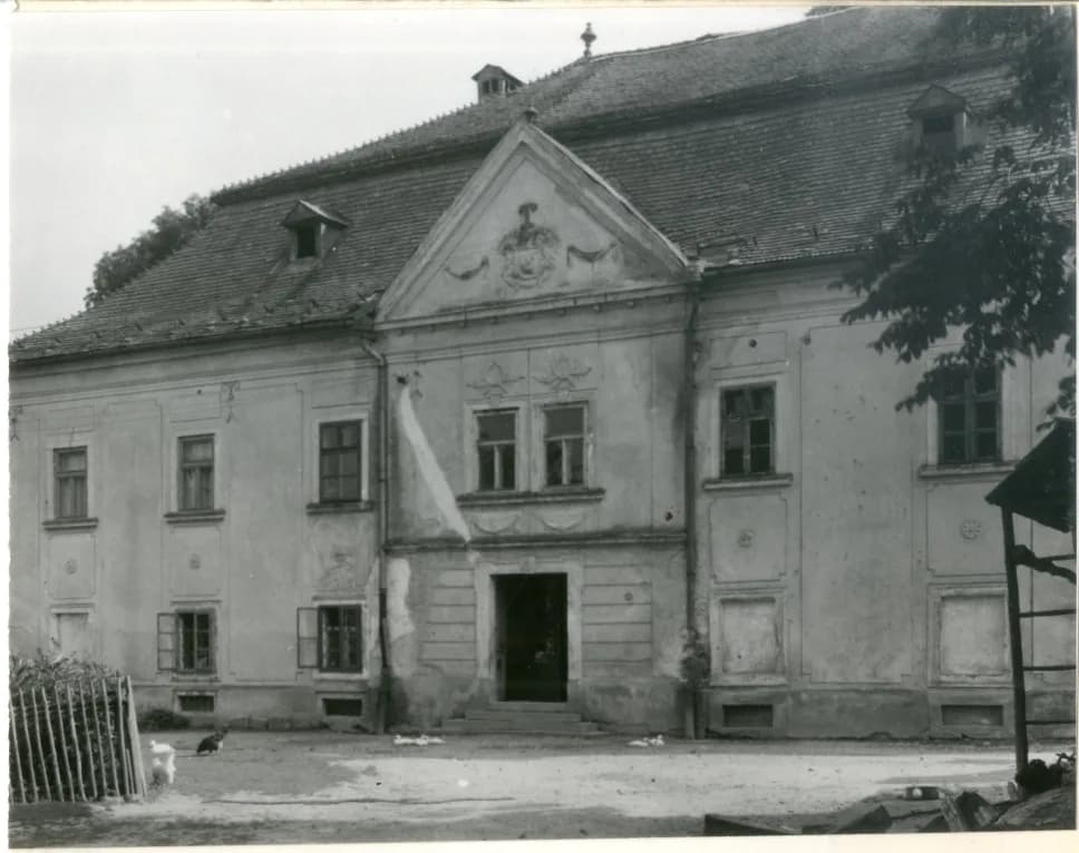 Historická fotografia kaštieľa Ostrolúckych