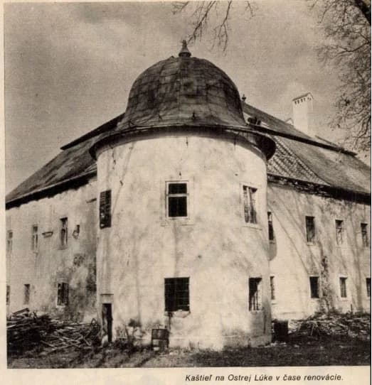 Novšia nárožná bašta kaštieľa s výhľadom do záhrady